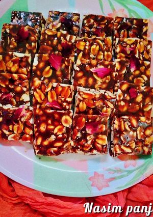 શીંગદાણા ની ચીકી (Shingdana Chikki Recipe In Gujarati) રેસીપી મુખ્ય ફોટો