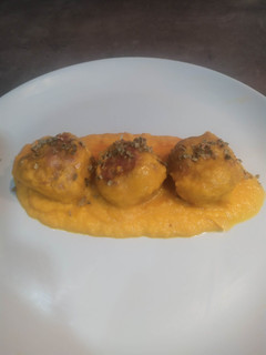 Una foto de Albóndigas de bacon con salsa de verduras
