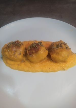 Una foto de Albóndigas de bacon con salsa de verduras