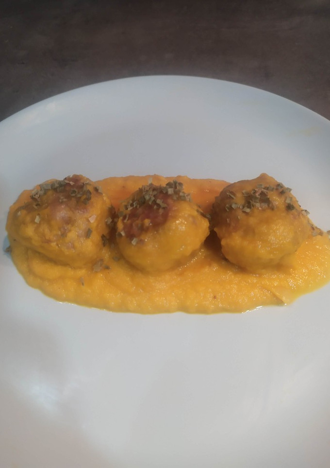 Una foto de Albóndigas de bacon con salsa de verduras