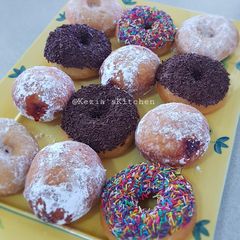 A picture of Donut Kentang (Potato donuts).