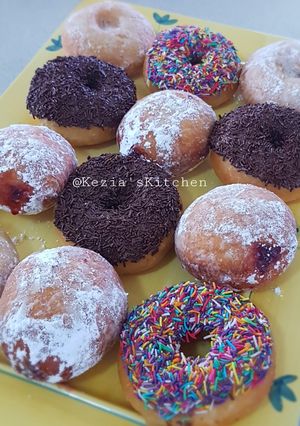 A picture of Donut Kentang (Potato donuts).