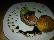 Una foto de albondigón relleno de quesos