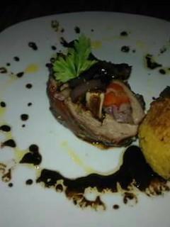 Una foto de Colita de cuadril rellena + albondigón de arroz relleno de jamón y queso
