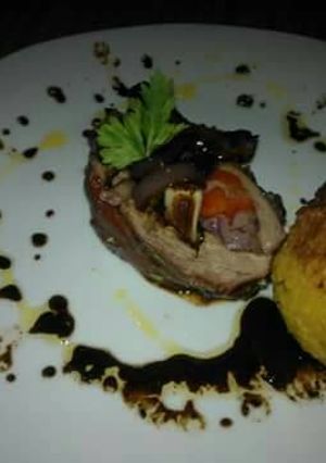 Una foto de Colita de cuadril rellena + albondigón de arroz relleno de jamón y queso