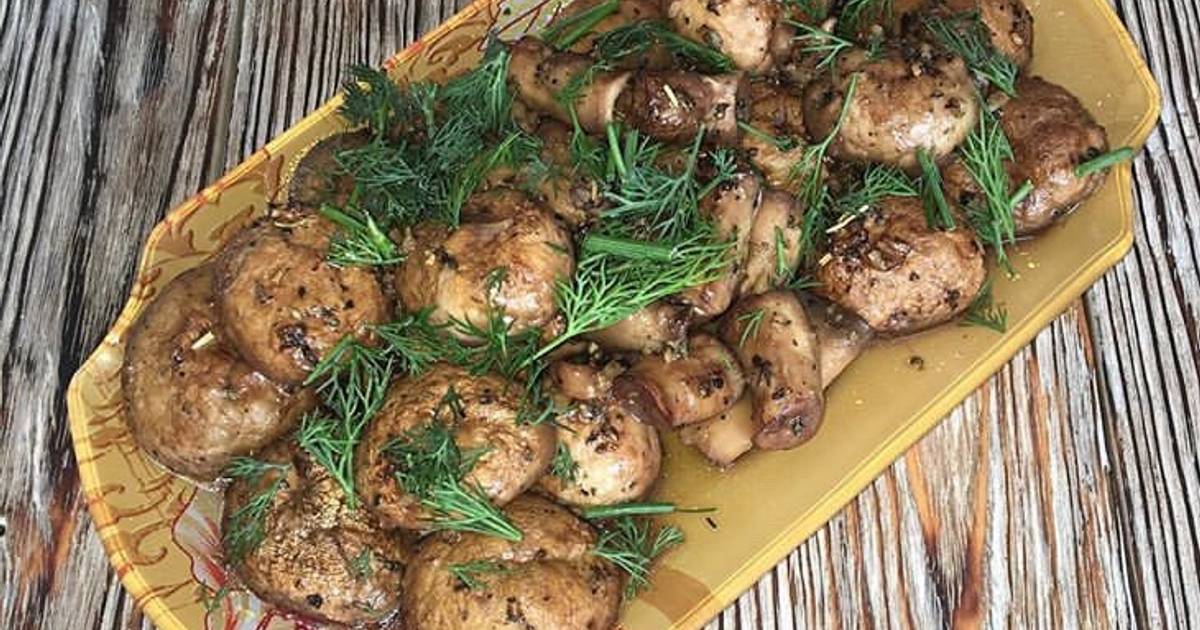 Шампиньоны в духовке рецепт. Свинина с шампиньонами в духовке. Свинина запеченная с шампиньонами. Гарнир к свинине с шампиньонами и сыром. Свинина на решетке с шампиньонами.