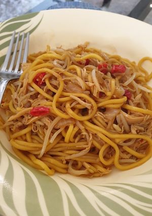 A picture of Easy Chicken Noodles.