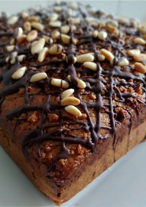 Una foto de Brownie de turrón de Jijona con chocolate y piñones (sin gluten)