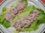 Una foto de ensalada de pepinillo