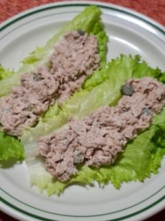 Una foto de Ensalada de atún con pepinillos