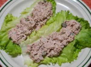 Una foto de Ensalada de atún con pepinillos