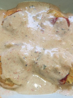 Una foto de Pimientos del piquillo rellenos de bacalao con salsa