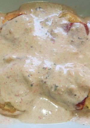 Una foto de Pimientos del piquillo rellenos de bacalao con salsa