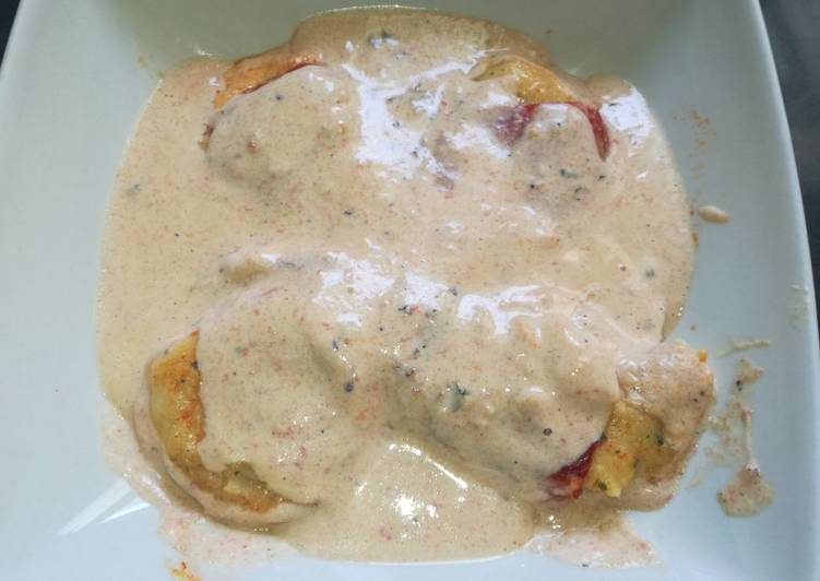 Pimientos del piquillo rellenos de bacalao con salsa