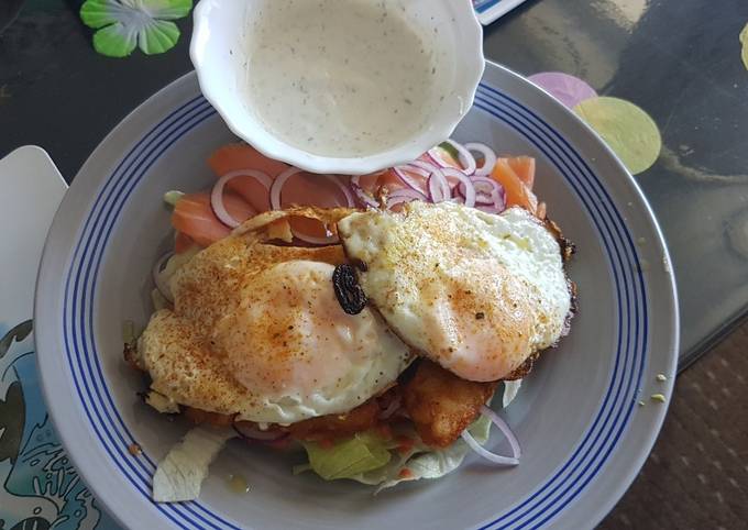 Lachsavocado mit Tomaten-Senf Dressing und Sauerrahm Dip