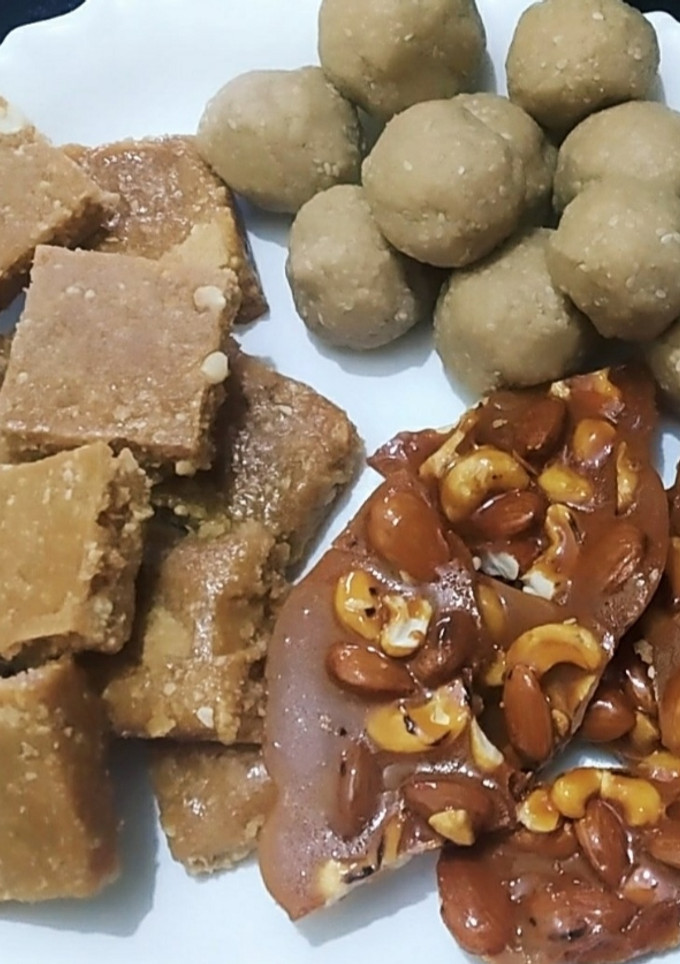 கருப்பட்டி இனிப்புகள் 1.எள்ளுருண்டை  2. கடலை சிக்கி  3. முந்திரி  நுக்கல் செய்முறை முக்கிய புகைப்படம்