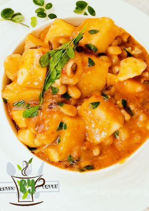 A picture of Yam and beans porridge with moringa.