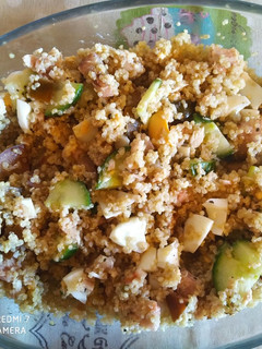 Una foto de Quinoa con atún pepino y huevo😋