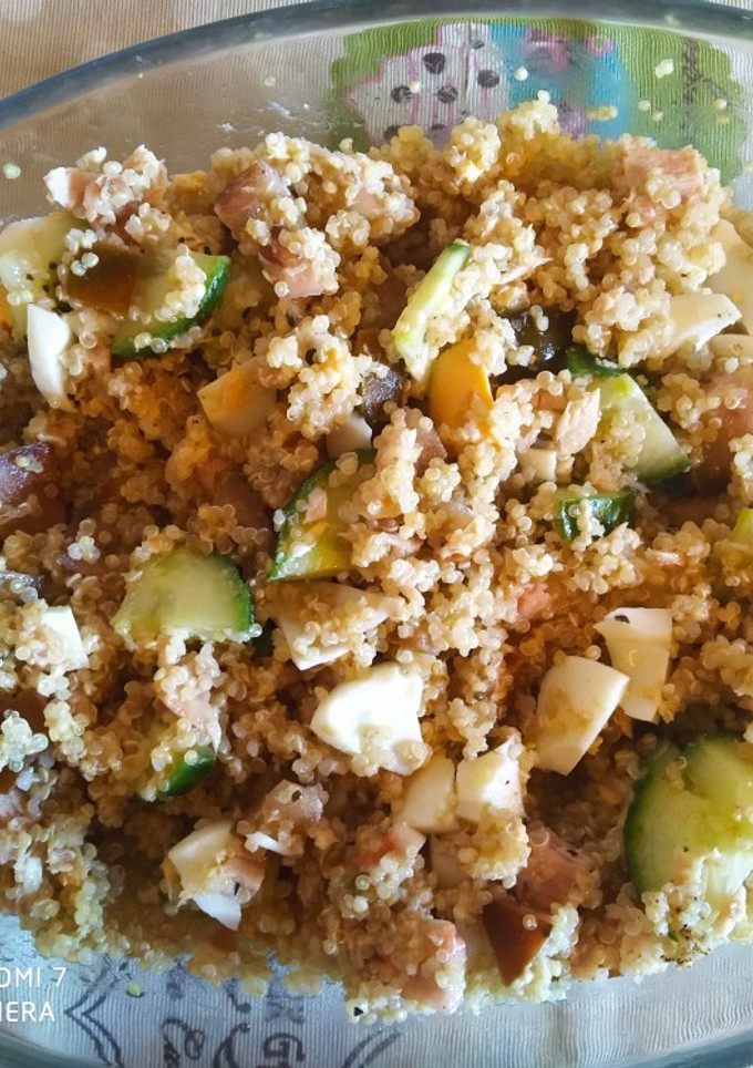 Una foto de Quinoa con atún pepino y huevo😋