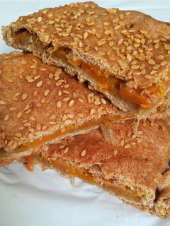 Una foto de Empanada de calabaza y cebolla caramelizada