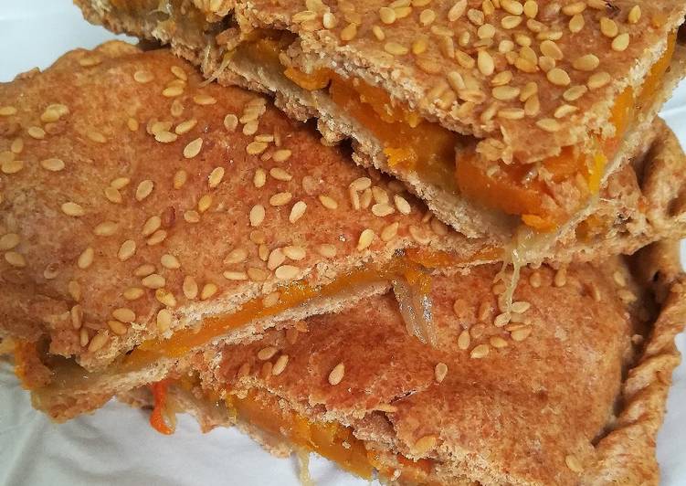 Empanada de calabaza y cebolla caramelizada