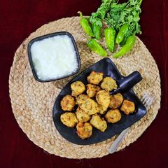 A picture of Singhare atta pakoda.