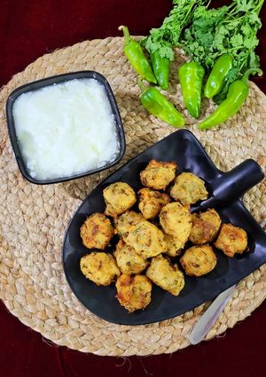 A picture of Singhare atta pakoda.