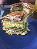 Torta de verduras y pollo en panqueques