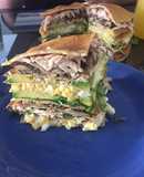 Torta de verduras y pollo en panqueques