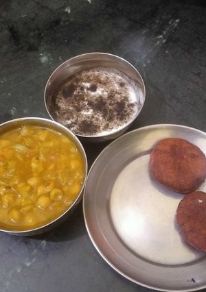 A picture of Homemade crispy rice flour tikki & chole.
