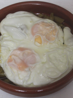Una foto de Judías verdes de lata con ketchup y huevos fritos