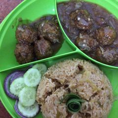 A picture of Cabbage manchurian and fried rice.