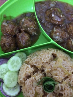 A picture of Cabbage manchurian and fried rice.