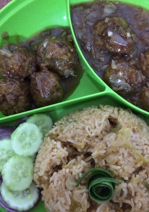A picture of Cabbage manchurian and fried rice.