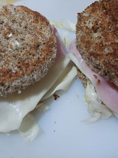 Una foto de Pan de hamburguesa o sanguchito Keto!