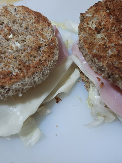 Una foto de Pan de hamburguesa o sanguchito Keto!