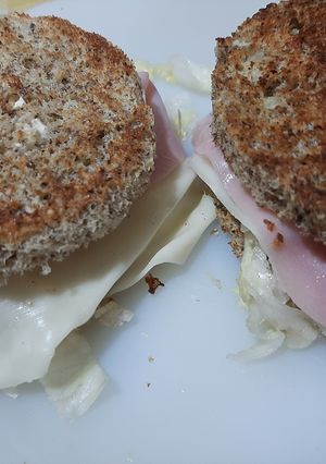 Una foto de Pan de hamburguesa o sanguchito Keto!