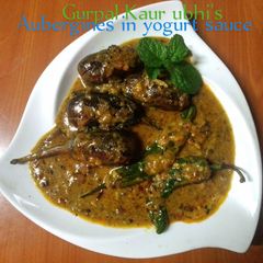 A picture of Aubergines in yogurt sauce🧅🍅🌿.
