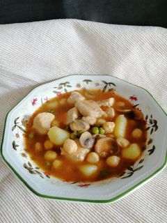 Una foto de Pollo guisado con garbanzos