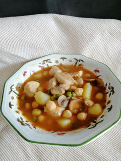 Una foto de Pollo guisado con garbanzos