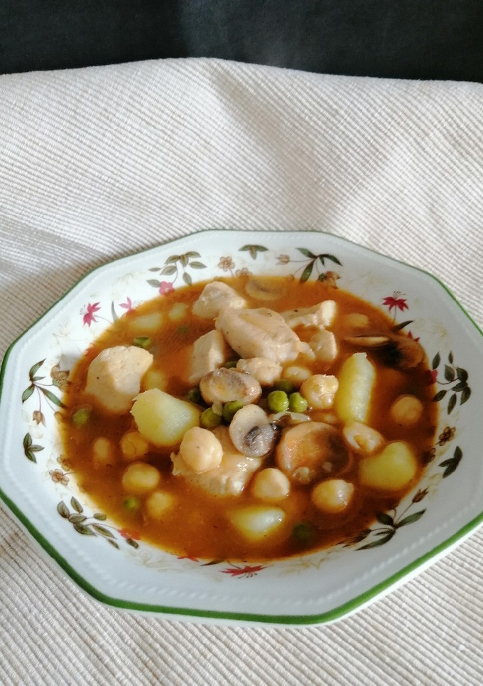 Una foto de Pollo guisado con garbanzos