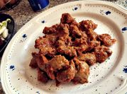 Una foto de mollejas con tomate y cebolla
