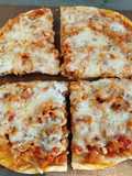 Pizza Extra Fina con Pollo un Poco de Especias y Queso
