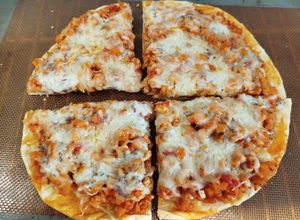 Una foto de Pizza Extra Fina con Pollo un Poco de Especias y Queso