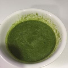 A picture of Green chutney.