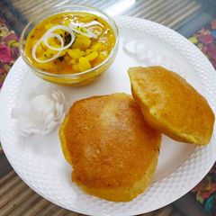 A picture of Katte Aloo with masala poori.