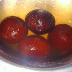 A picture of Gulab Jamun.