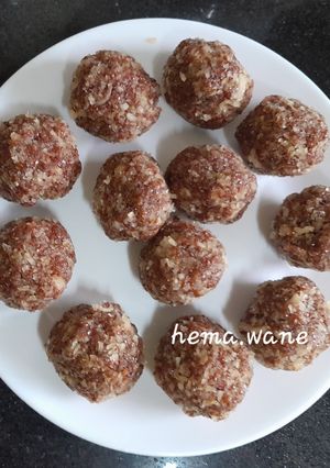 A picture of Garden cress seeds ladu.