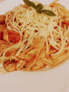 Paradicsomos, csirkemelles penne reszelt sajttal 🍅🍜🧀🍷 recept fotója