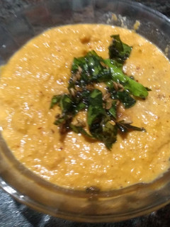தேங்காய் சட்னி (Thenkaai chutney recipe in tamil) செய்முறை முக்கிய புகைப்படம்